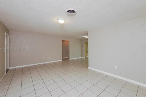 House in Sunrise, Florida 2 bedrooms, 111.48 sq.m. № 1951472 - photo 3