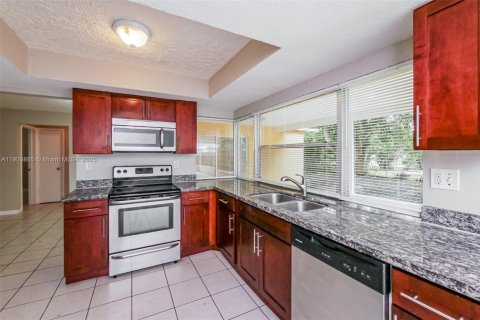 House in Sunrise, Florida 2 bedrooms, 111.48 sq.m. № 1951472 - photo 7