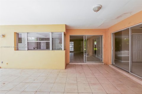 House in Sunrise, Florida 2 bedrooms, 111.48 sq.m. № 1951472 - photo 9