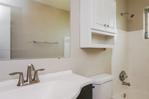 House in Sunrise, Florida 2 bedrooms, 111.48 sq.m. № 1951472 - photo 17