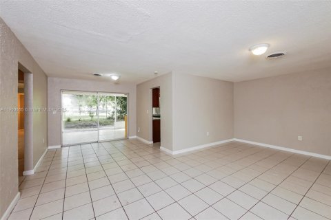 House in Sunrise, Florida 2 bedrooms, 111.48 sq.m. № 1951472 - photo 5