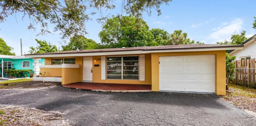 House in Sunrise, Florida 2 bedrooms, 111.48 sq.m. № 1951472