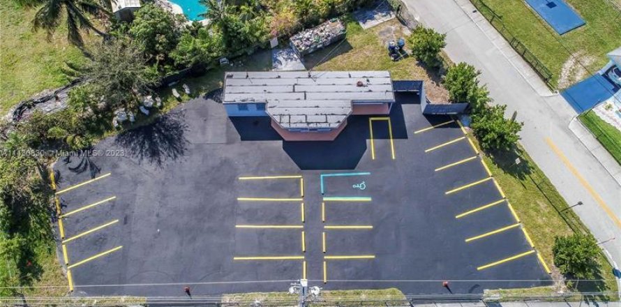 Propiedad comercial en Hallandale Beach, Florida № 2241930