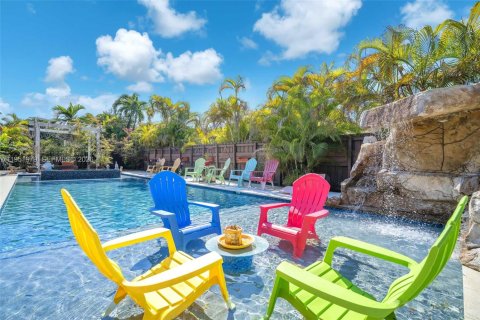 House in Miami, Florida 4 bedrooms, 265.89 sq.m. № 2024256 - photo 6