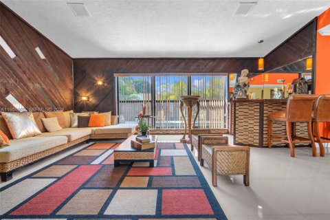 House in Miami, Florida 4 bedrooms, 265.89 sq.m. № 2024256 - photo 19