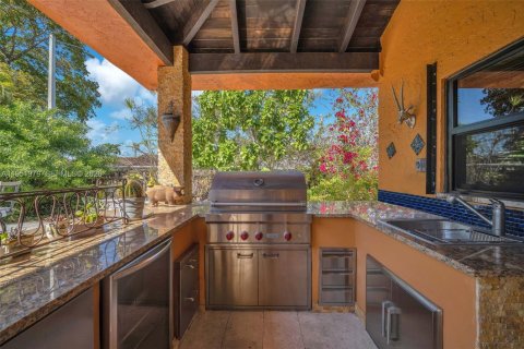 House in Miami, Florida 4 bedrooms, 265.89 sq.m. № 2024256 - photo 8