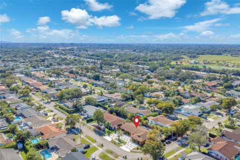 House in Miami, Florida 4 bedrooms, 265.89 sq.m. № 2024256 - photo 28