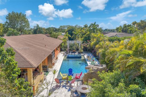 House in Miami, Florida 4 bedrooms, 265.89 sq.m. № 2024256 - photo 30