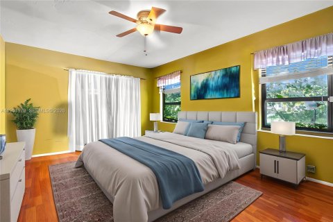 House in Miami, Florida 4 bedrooms, 265.89 sq.m. № 2024256 - photo 22