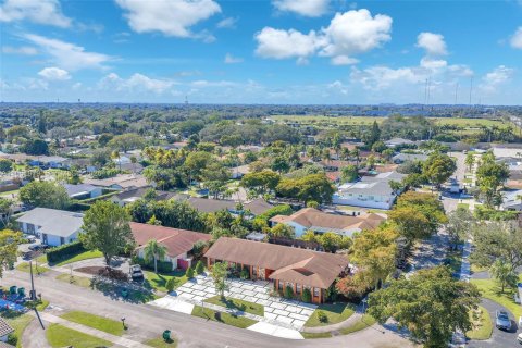 House in Miami, Florida 4 bedrooms, 265.89 sq.m. № 2024256 - photo 27