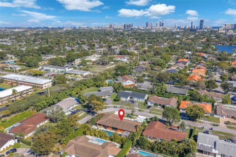 House in Miami, Florida 4 bedrooms, 265.89 sq.m. № 2024256 - photo 29