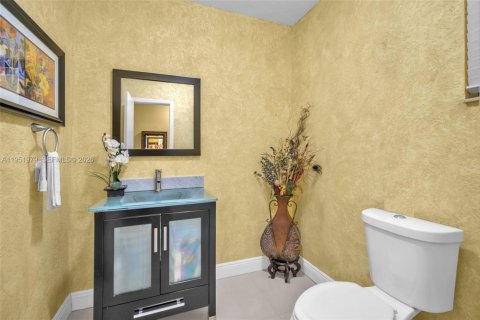 House in Miami, Florida 4 bedrooms, 265.89 sq.m. № 2024256 - photo 25