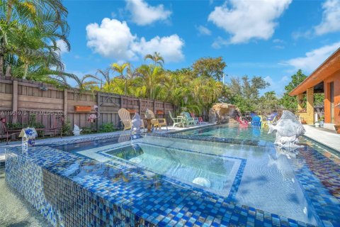 House in Miami, Florida 4 bedrooms, 265.89 sq.m. № 2024256 - photo 7