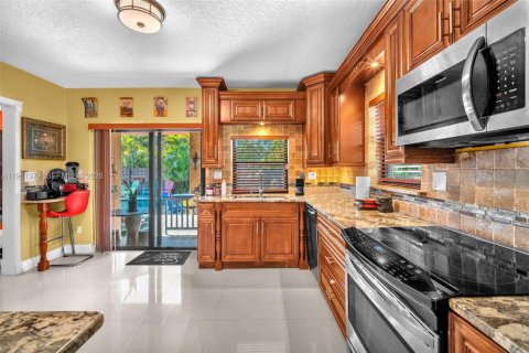 House in Miami, Florida 4 bedrooms, 265.89 sq.m. № 2024256 - photo 14