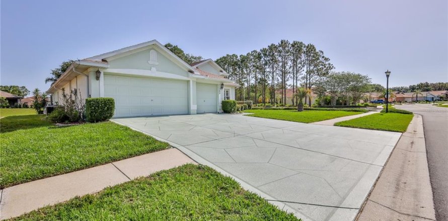 Villa ou maison à Spring Hill, Floride 4 chambres, 212.75 m2 № 1719415