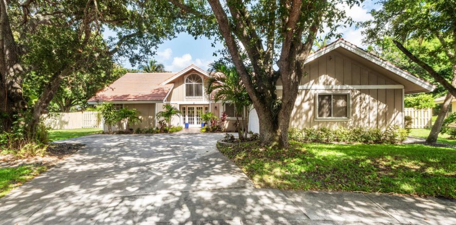 House in Jupiter, Florida 3 bedrooms, 158.03 sq.m. № 2319353