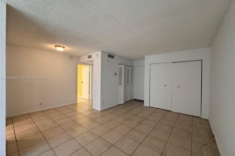 Condominio en venta en Sunny Isles Beach, Florida, 1 dormitorio, 59.46 m2 № 2077478 - foto 10