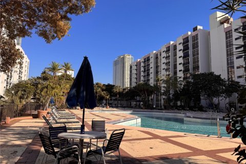 Condominio en venta en Sunny Isles Beach, Florida, 1 dormitorio, 59.46 m2 № 2077478 - foto 20