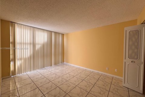 Condominio en venta en Sunny Isles Beach, Florida, 1 dormitorio, 59.46 m2 № 2077478 - foto 12