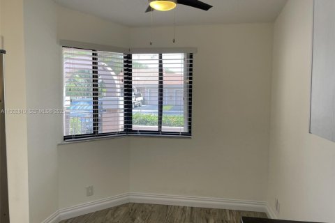 Снять в аренду виллу или дом в Уэстон, Флорида 3 спальни, 129.41м2, № 1991665 - фото 17