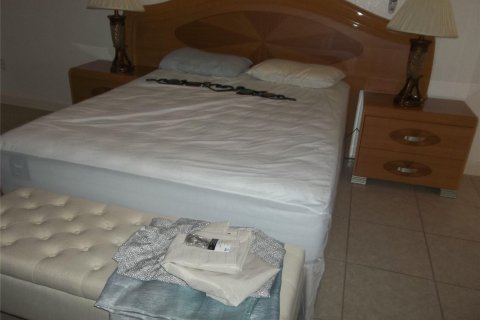 Condominio en alquiler en Hallandale Beach, Florida, 1 dormitorio, 75.9 m2 № 1155762 - foto 1