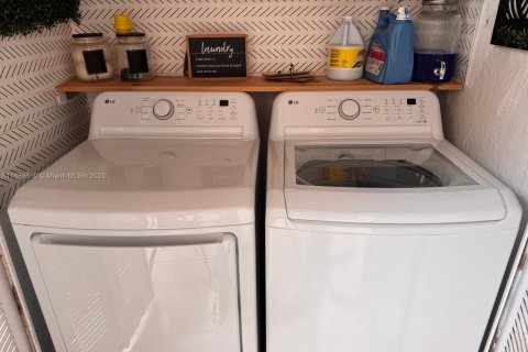 Condo in Hialeah, Florida, 2 bedrooms  № 1933456 - photo 12