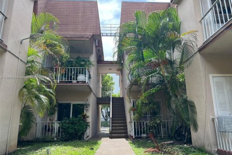 Condo in Hialeah, Florida, 2 bedrooms  № 1933456 - photo 15