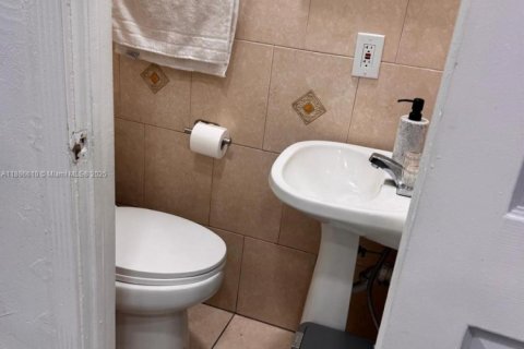 Condo in Hialeah, Florida, 2 bedrooms  № 1933456 - photo 8