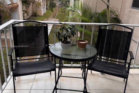 Condo in Hialeah, Florida, 2 bedrooms  № 1933456 - photo 13