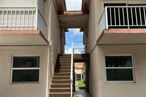 Condo in Hialeah, Florida, 2 bedrooms  № 1933456 - photo 17