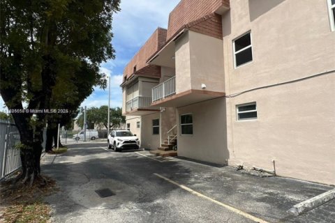 Condo in Hialeah, Florida, 2 bedrooms  № 1933456 - photo 16