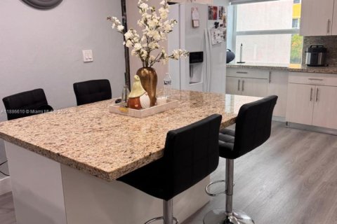 Condo in Hialeah, Florida, 2 bedrooms  № 1933456 - photo 5