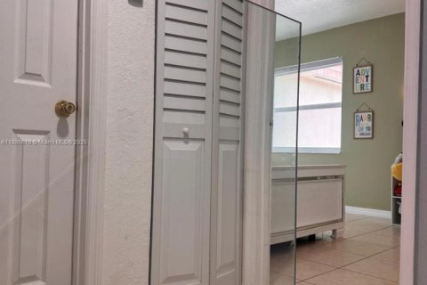 Condo in Hialeah, Florida, 2 bedrooms  № 1933456 - photo 6