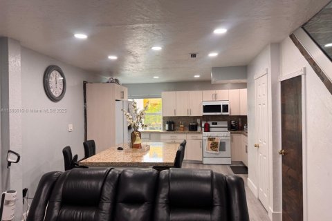 Condo in Hialeah, Florida, 2 bedrooms  № 1933456 - photo 2