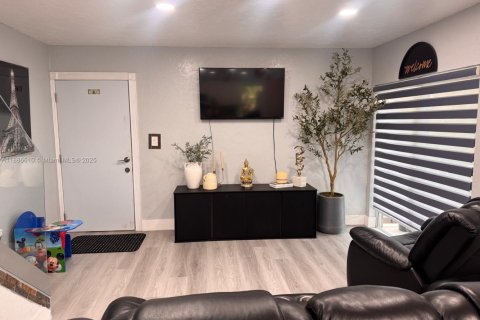 Condo in Hialeah, Florida, 2 bedrooms  № 1933456 - photo 1