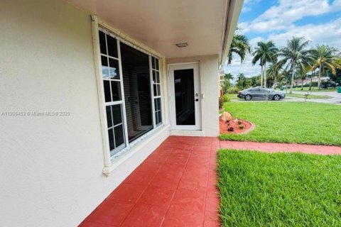 Villa ou maison à louer à Miami Gardens, Floride: 4 chambres, 139.07 m2 № 1957175 - photo 3