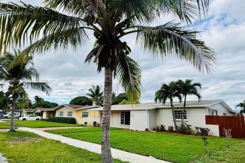Villa ou maison à louer à Miami Gardens, Floride: 4 chambres, 139.07 m2 № 1957175 - photo 2