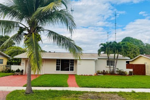 Villa ou maison à louer à Miami Gardens, Floride: 4 chambres, 139.07 m2 № 1957175 - photo 1