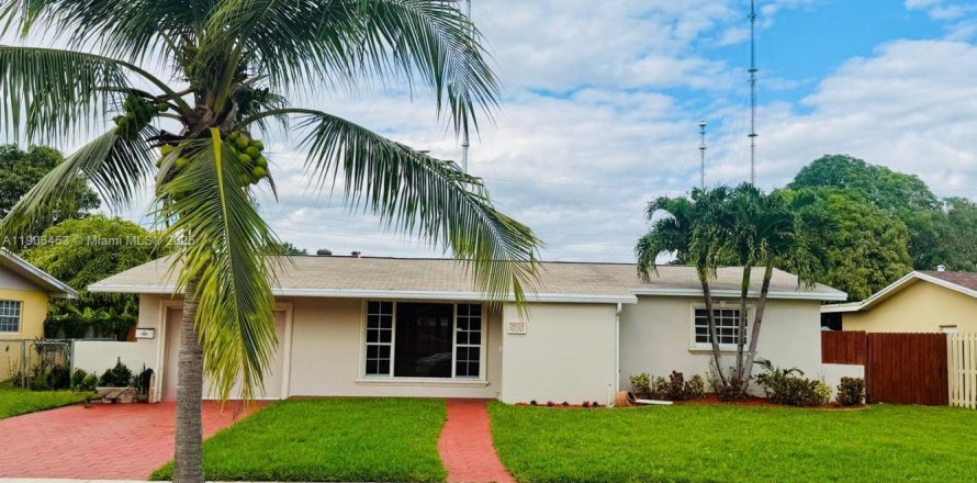 Villa ou maison à Miami Gardens, Floride 4 chambres, 139.07 m2 № 1957175