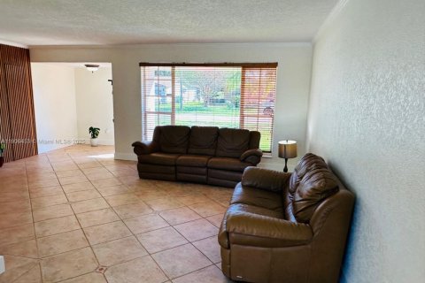 Villa ou maison à louer à Miami Gardens, Floride: 4 chambres, 139.07 m2 № 1957175 - photo 5