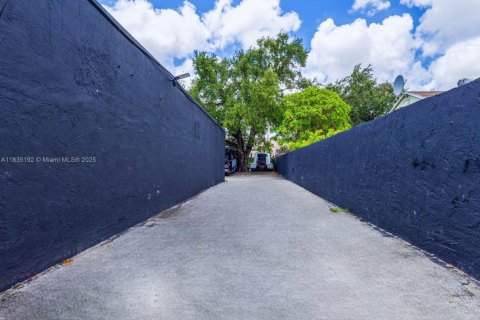 Propiedad comercial en venta en Miami, Florida № 1935202 - foto 12