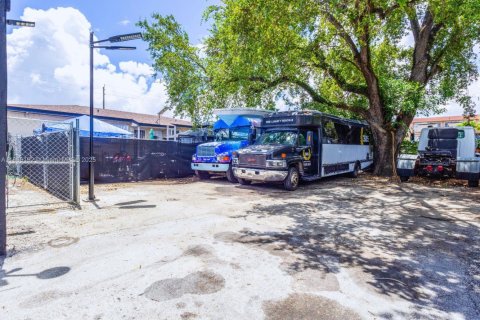 Propiedad comercial en venta en Miami, Florida № 1935202 - foto 14
