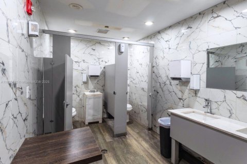 Propiedad comercial en venta en Miami, Florida № 1935202 - foto 29