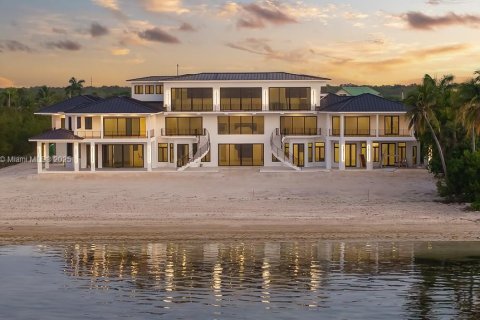 House in Marathon, Florida 9 bedrooms, 1743.13 sq.m. № 1933895 - photo 6