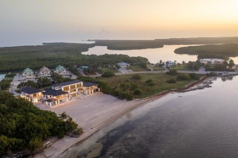 House in Marathon, Florida 9 bedrooms, 1743.13 sq.m. № 1933895 - photo 8