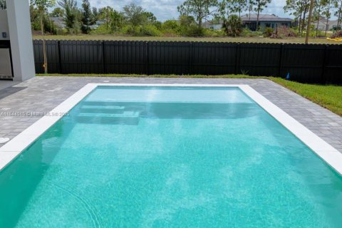 House in Cape Coral, Florida 3 bedrooms, 167.6 sq.m. № 1839478 - photo 24