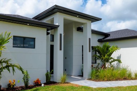 House in Cape Coral, Florida 3 bedrooms, 167.6 sq.m. № 1839478 - photo 3