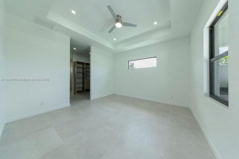 House in Cape Coral, Florida 3 bedrooms, 167.6 sq.m. № 1839478 - photo 11