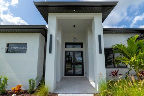 House in Cape Coral, Florida 3 bedrooms, 167.6 sq.m. № 1839478 - photo 1
