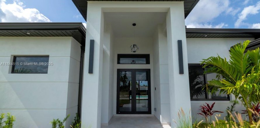House in Cape Coral, Florida 3 bedrooms, 167.6 sq.m. № 1839478